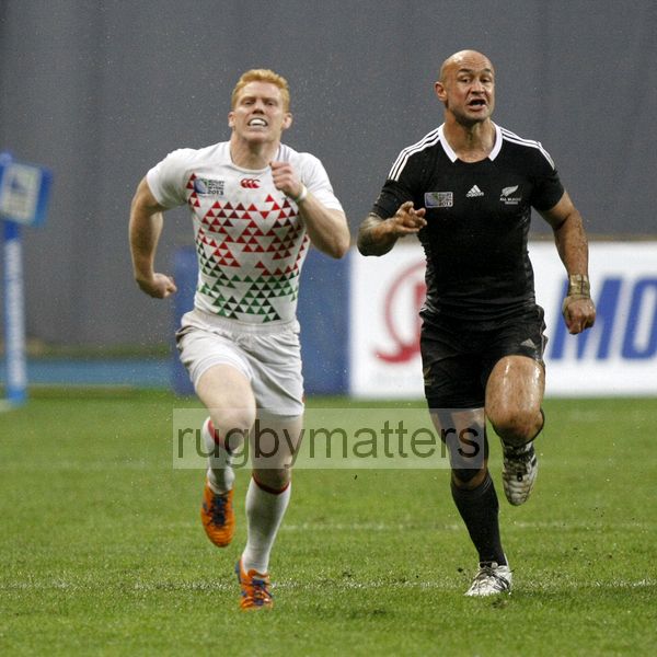John Brake and D J Forbes chase down a kick. England v New Zealand 7s Rugby World Cup Final. IRB RWC 7s at Luzhniki Stadium, Moscow, 30th June 2013