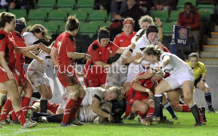 Maggie Alphonsi scores a try after an attacking maul from the pack. England Women v Wales Women at Twickenham Stoop, Twickenham, England on 7th March 2014 ko 1930