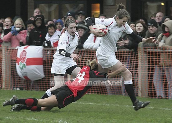 Emily Scarratt of England n the charge