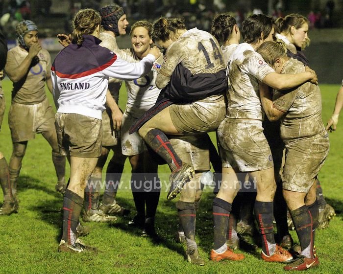 England celebrate their victory over France and their 5th consecutive 6 Nations win