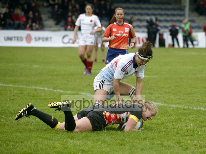 Alex Matthews crosses the line to score a try for England. IRB Women's Sevens World Series at Amsterdam Sevens, National Rugby Centre, Amsterdam, 18th May 2013